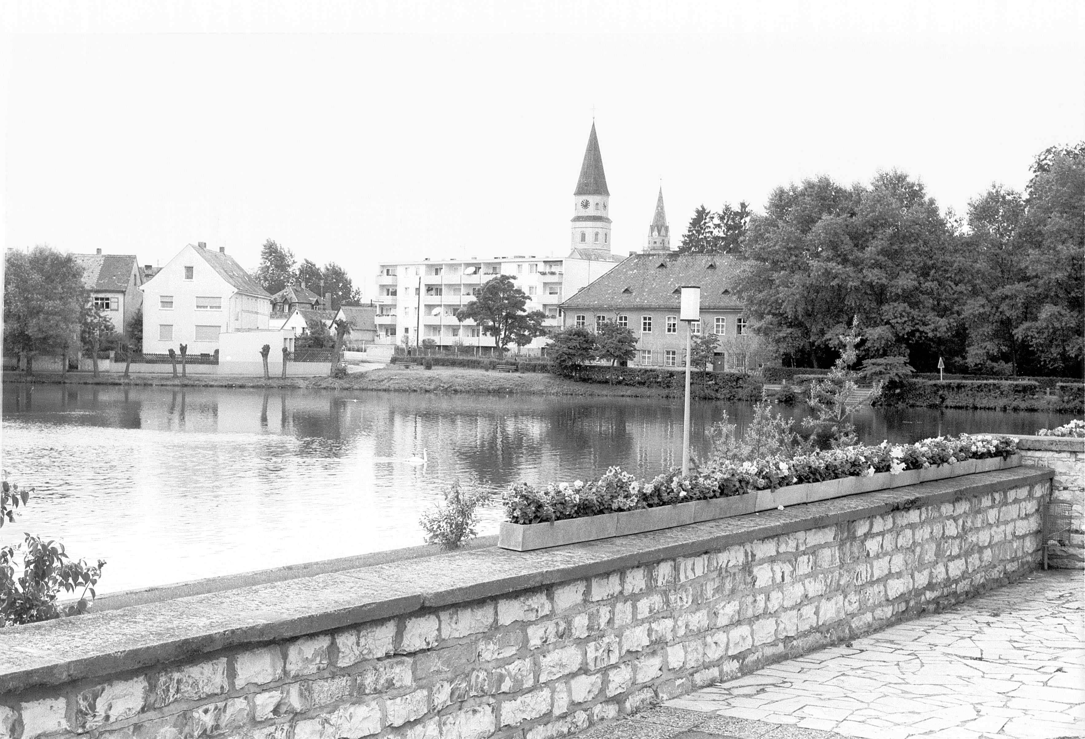 045 Schlossweiher mit Blick Hofkirche und St. Johannes Kirch